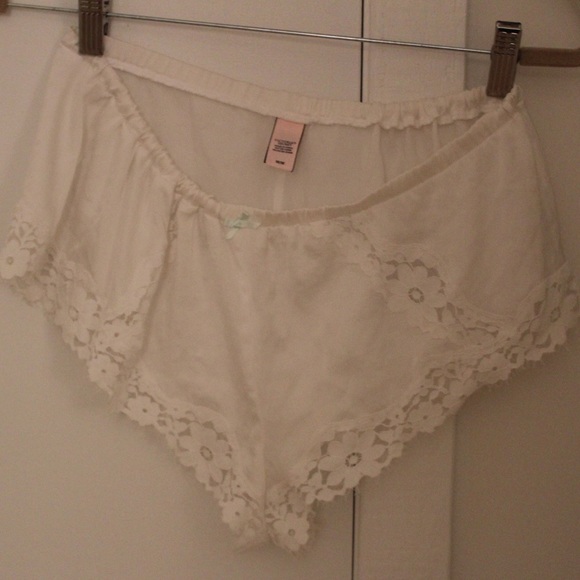 Victoria’s Secret set of 3 shorts - Picture 4 of 8